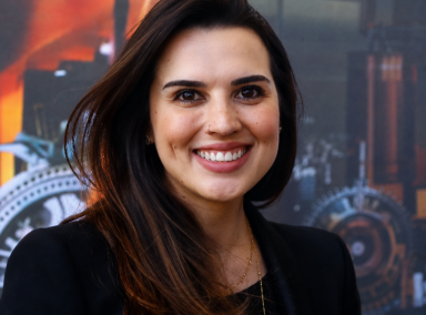 Gabriella Camilo, da ABINEE, destaca o papel da indústria de eletroeletrônicos no combate à poluição e no avanço da logística reversa