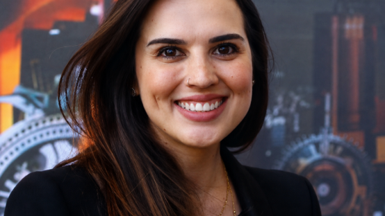 Gabriella Camilo, da ABINEE, destaca o papel da indústria de eletroeletrônicos no combate à poluição e no avanço da logística reversa